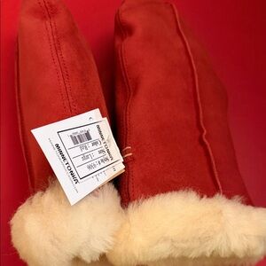 Minnetonka Scarlet Gloves with Plush Cream Trim